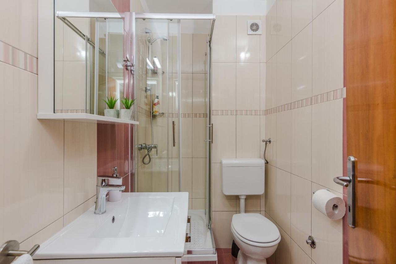 Neva Room With Private Bathroom Zara Esterno foto